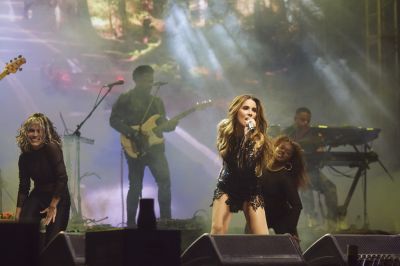 Click to view full size image
==============
WanessaCamargo_ShowSBT_AlexandrePio_7.jpg WanessaCamargo_ShowSBT_AlexandrePio_7.jpg